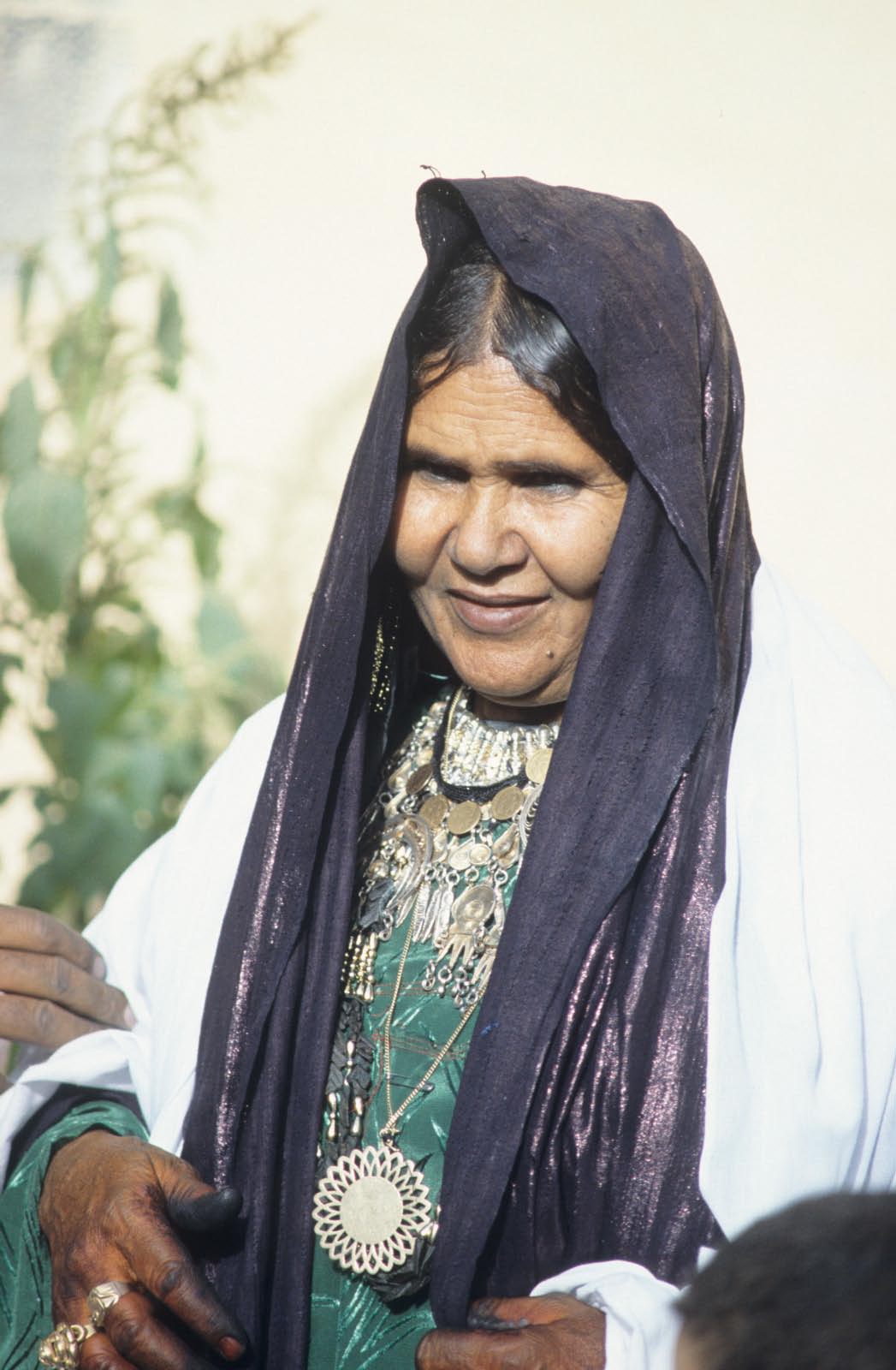 femme touareg aux bijoux traditionnels (pas en or)