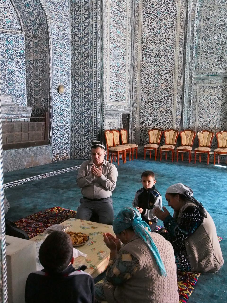 famille en prière a Khiva ( Ouzbékistan)