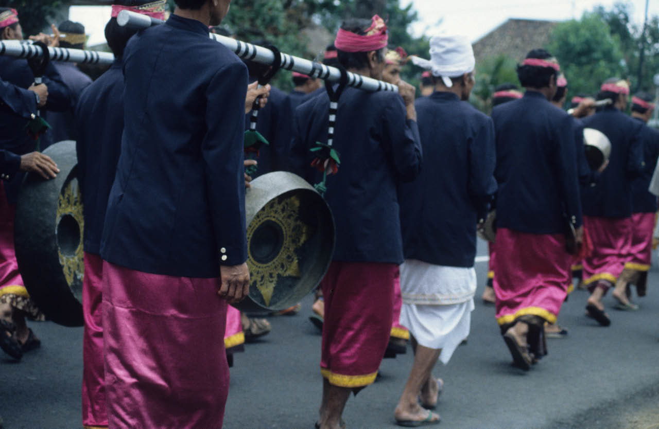 bali - gamelan accompagnant une procession pour une crémation