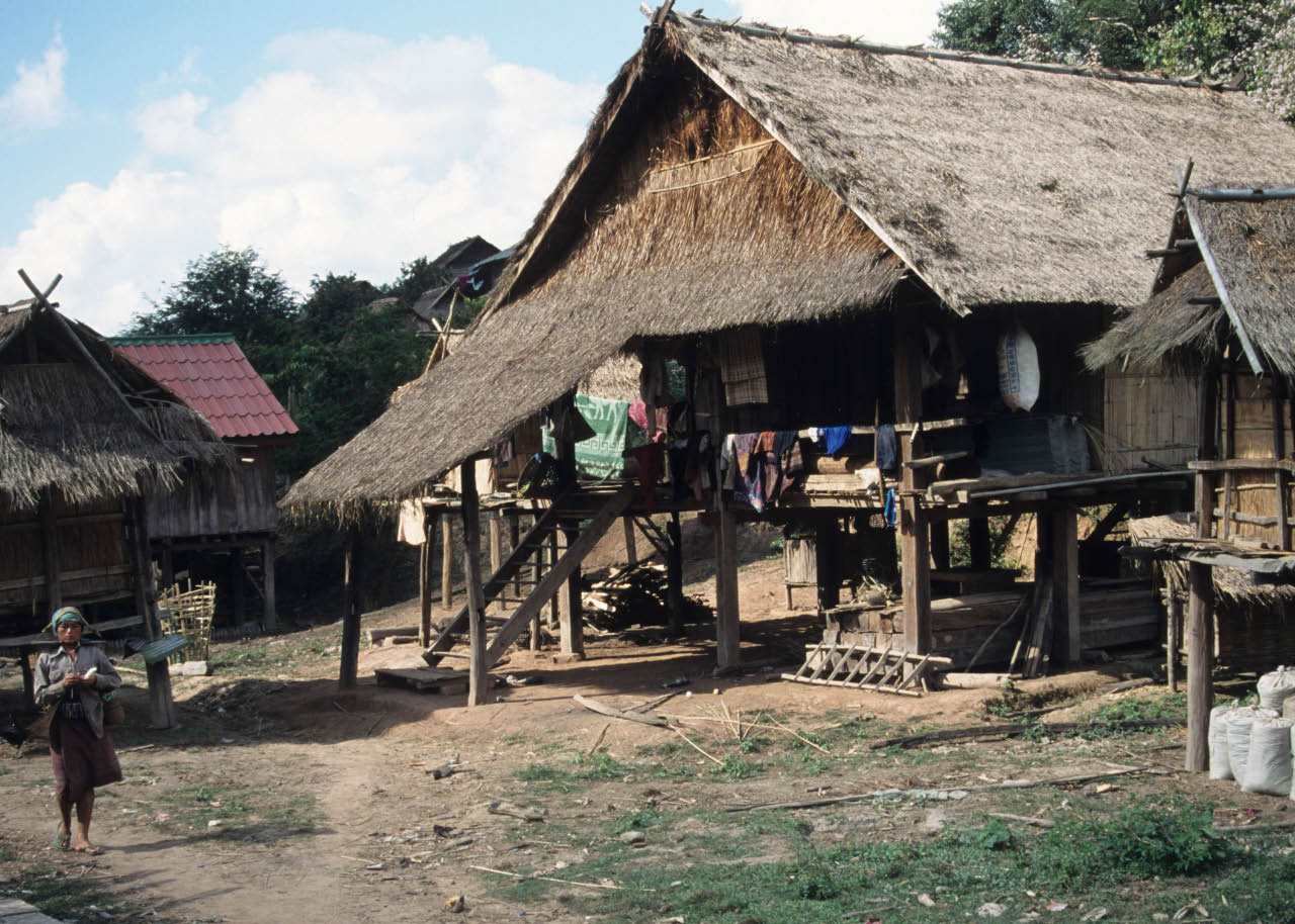 village des  montagnes au Laos