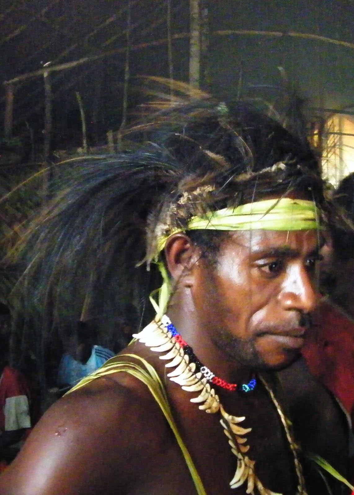 Papou avec couvre-chef en plume de Casoar