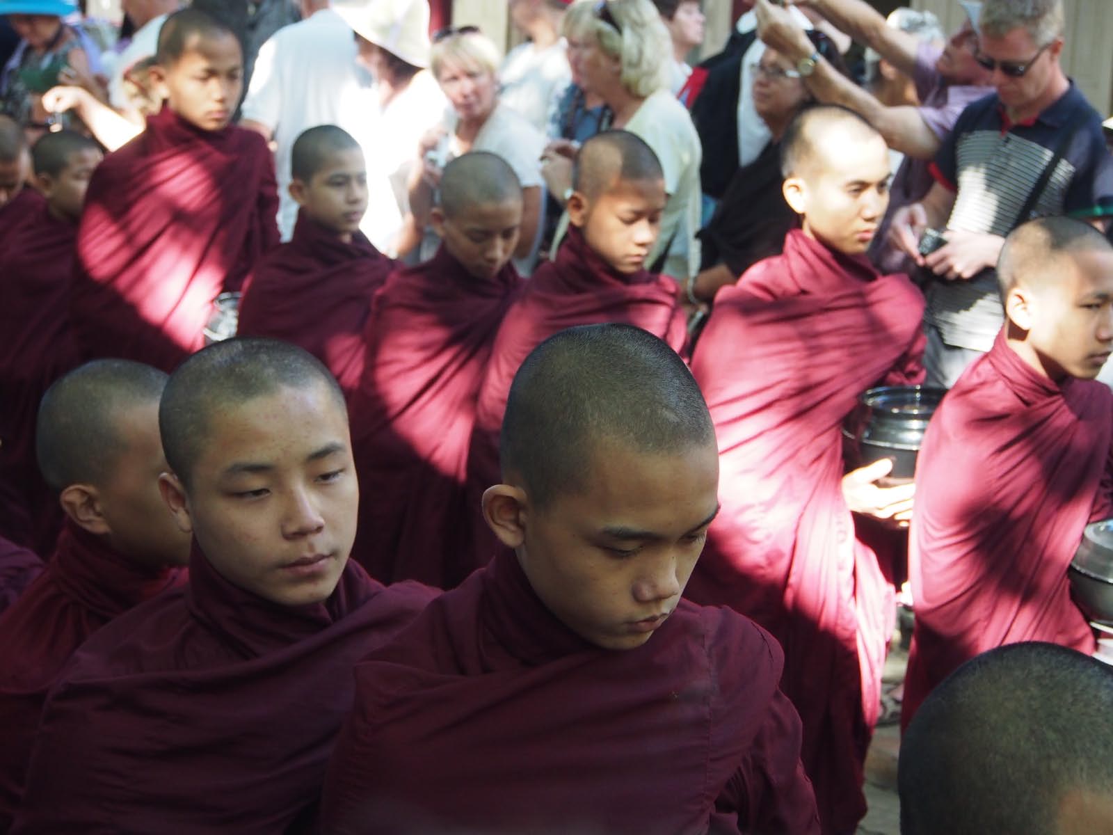 procession bouddhiste a Mandalay         