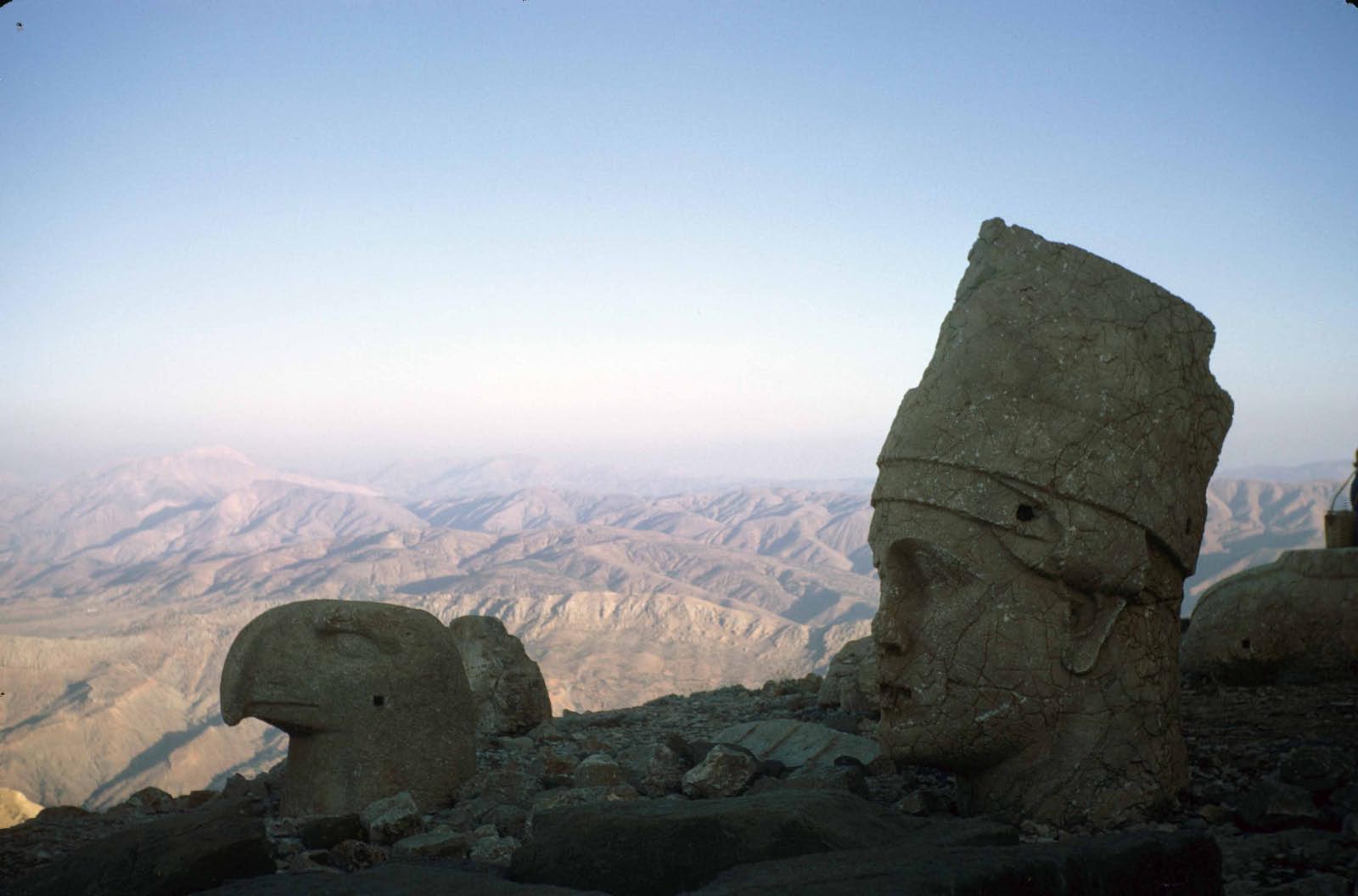 Nemrut Dag ( mont Taurus en Turquie) Nemrut Dag ( mont Taurus en Turquie)