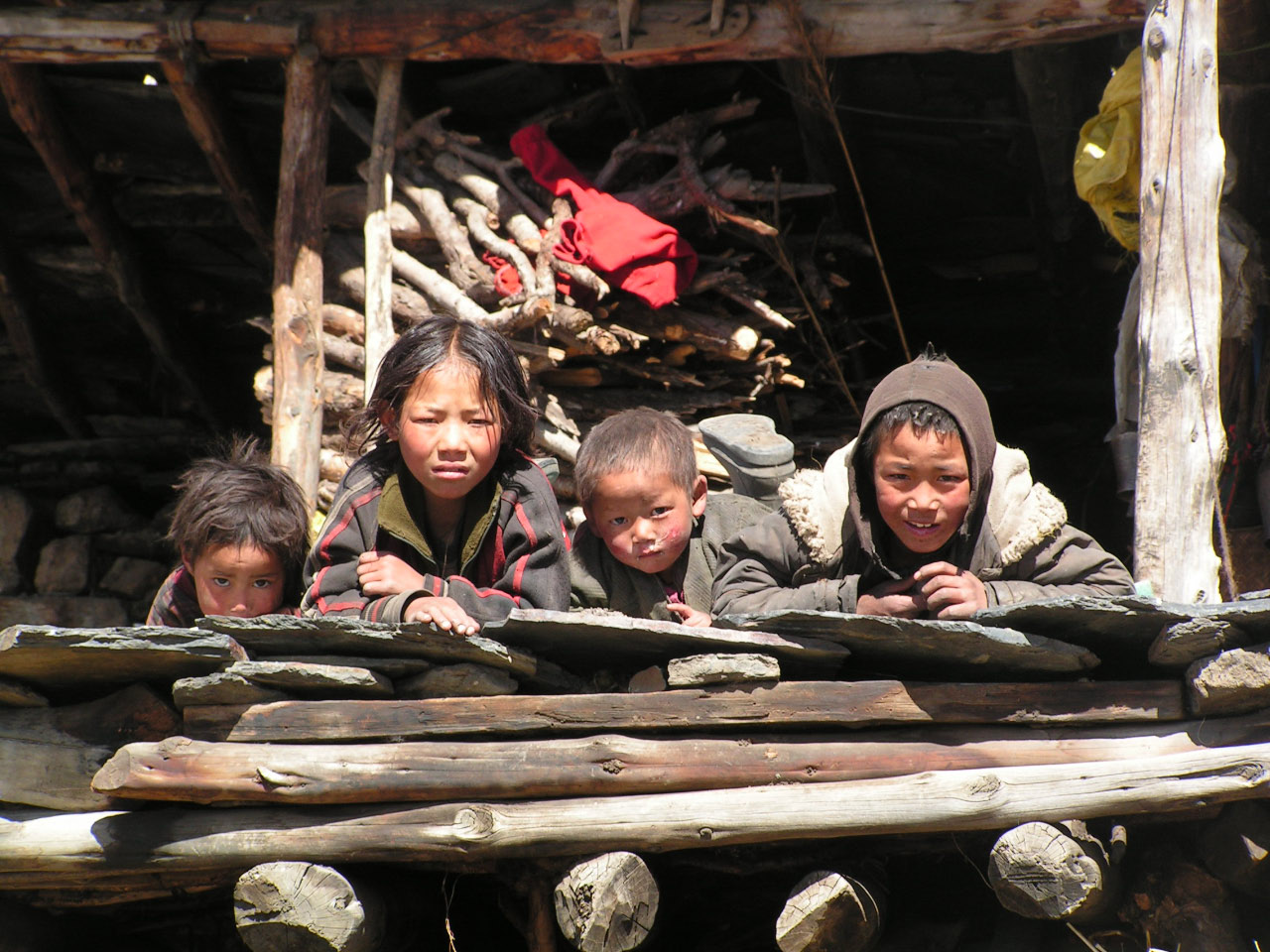 Enfants du village de Samdo, en haute vallée de la Nubrie, derrière le Manaslu, au Népal