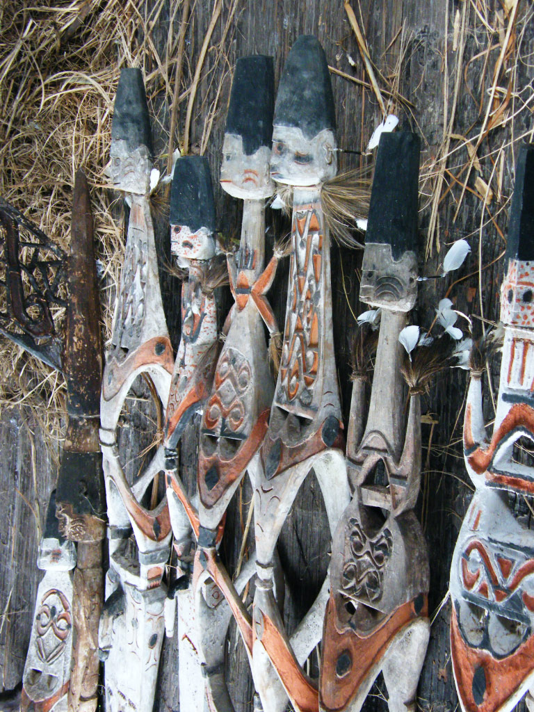 Les totem sont sculptés en l'honneur d'un défun