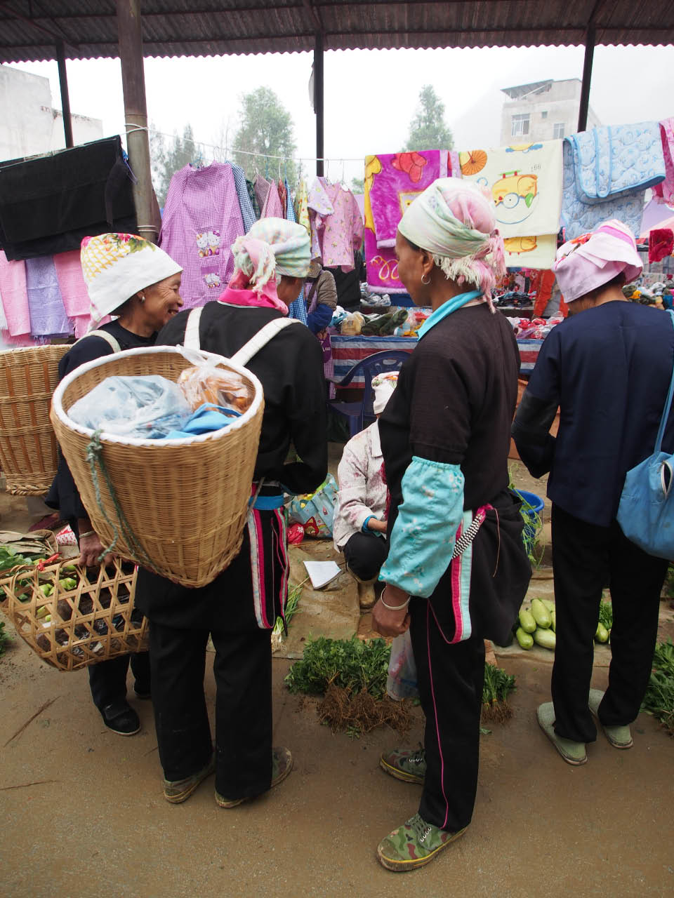 zhuang; femme au marché avec sa hotte