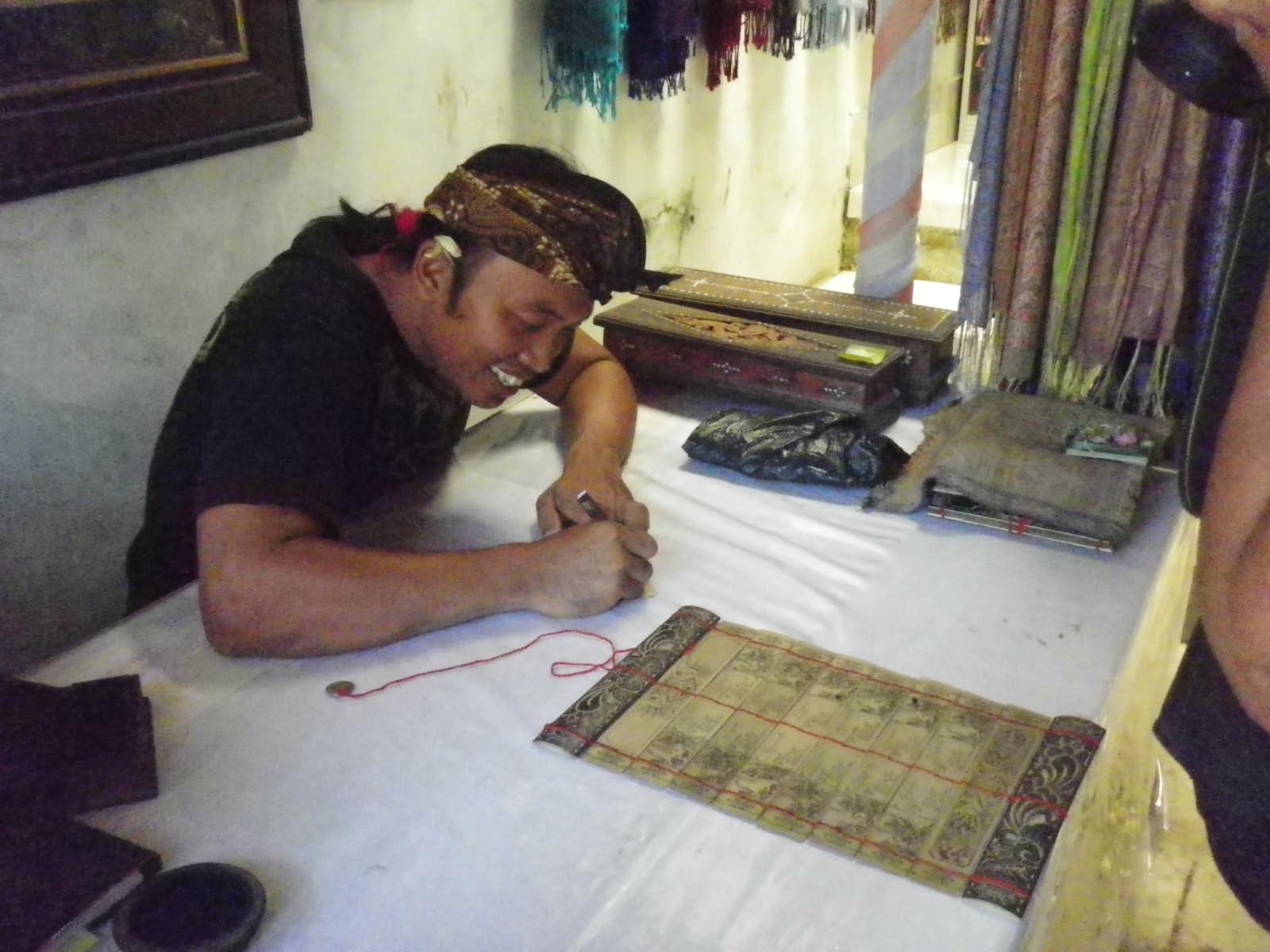 travail artisanal de gravures sur des feuilles de lontard (palmier)