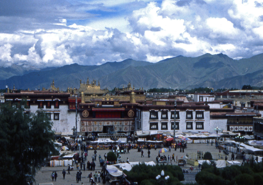 premier temple bouddhiste construit au Tibet édifié par le roi Songtsen Gampo au début de l'année 639 pour fêter son mariage avec la princesse Tang chinoise Wencheng, une bouddhiste