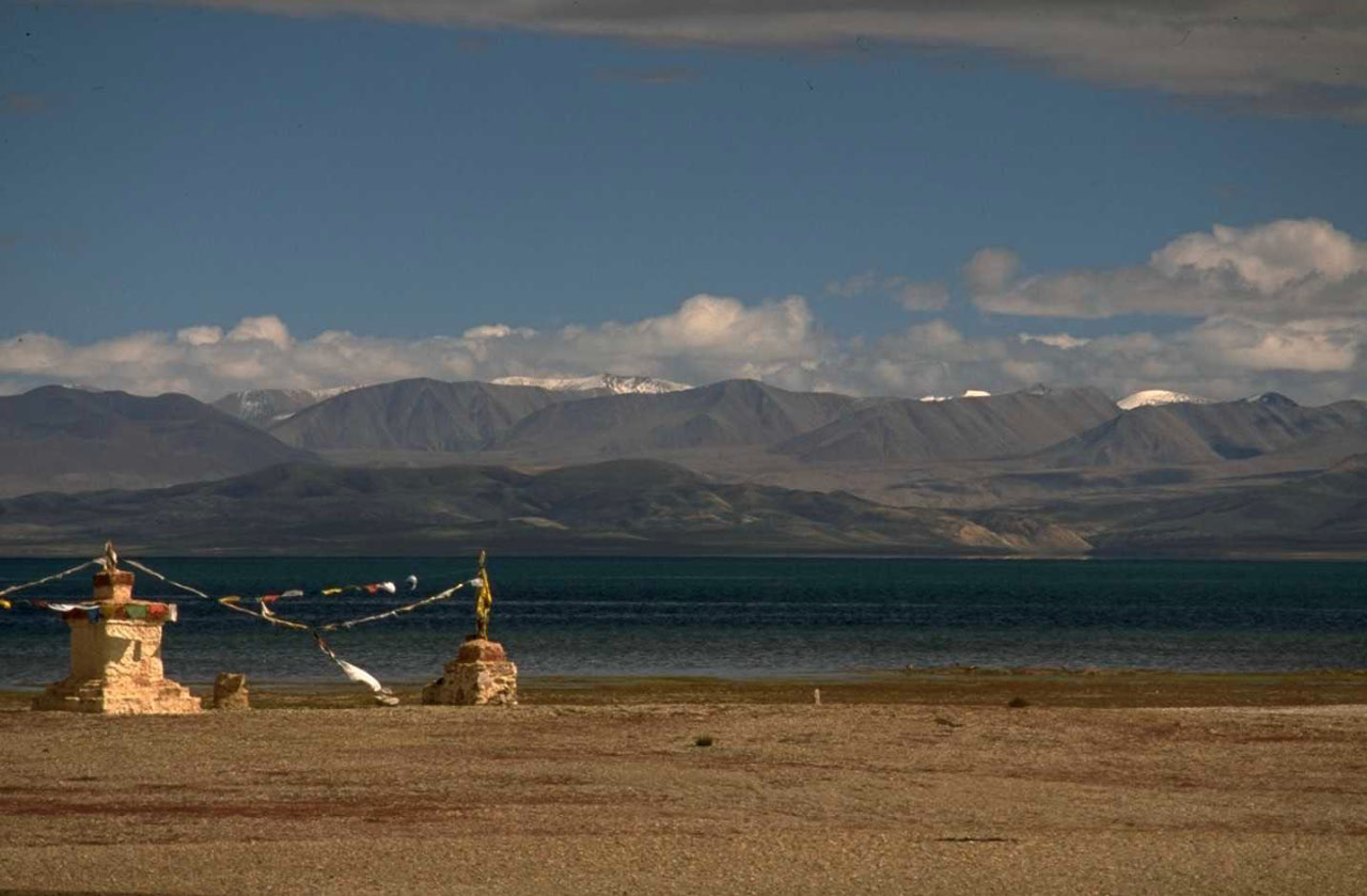 Le lac Manassarova au pied du Kailash est tout aussi sacré.