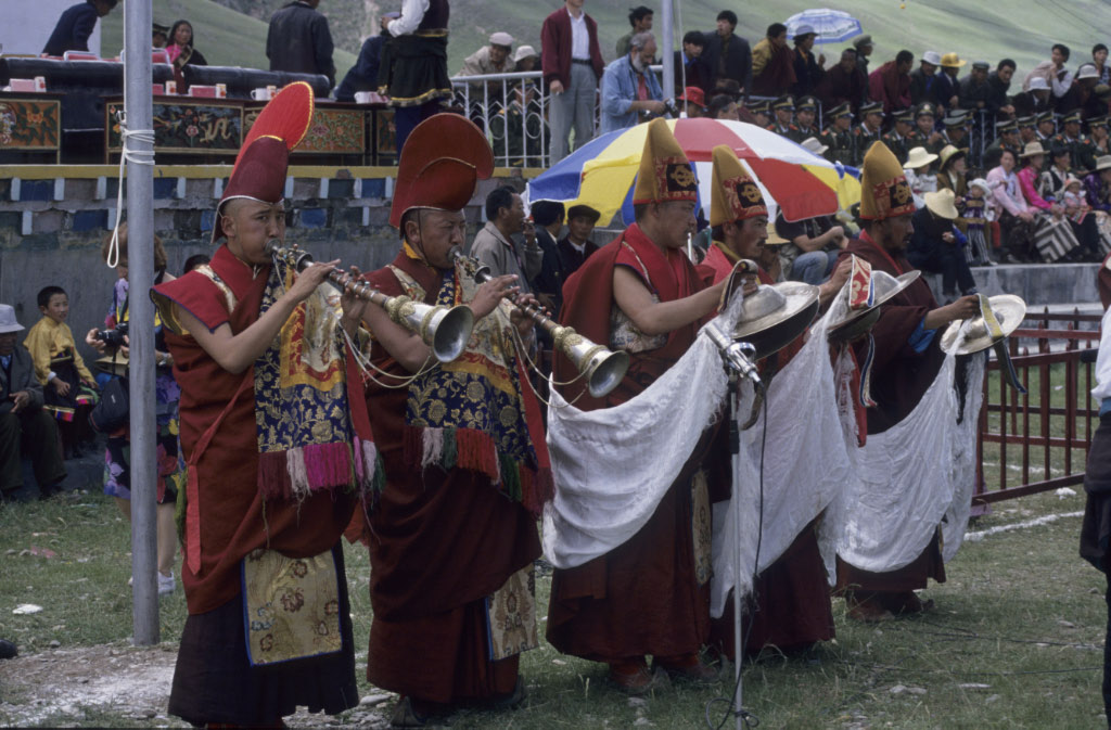 Les fêtes tibétaines sont devenus des foires commerciales avec l'arrivée des Han, mais elle reste l'occasion pour les Tibétains de se retrouver pour des spectacles de danse et des courses de chevaux.