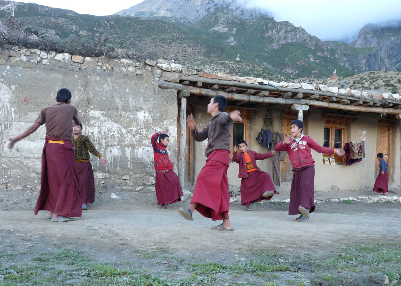répétition de danses de moines au Mustang